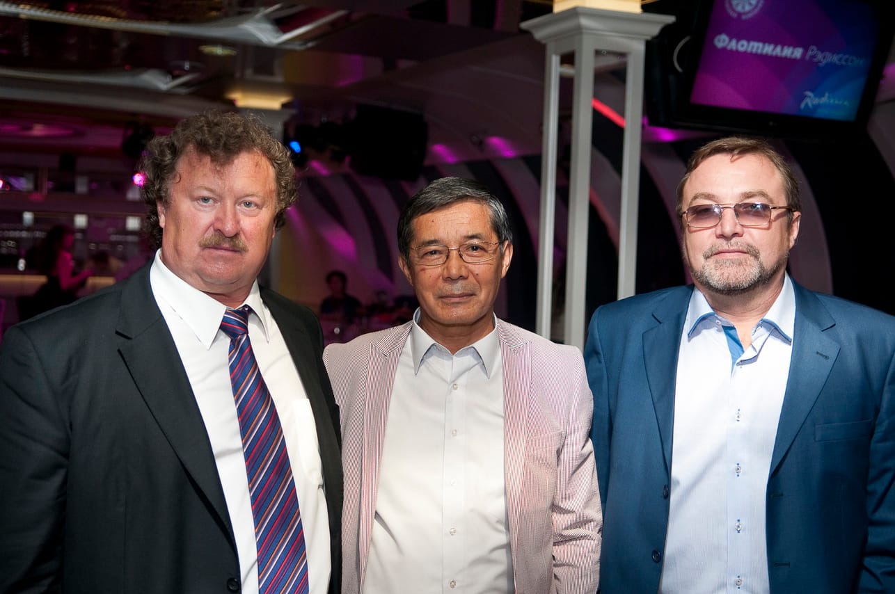 Михаил Зернов (крайний справа)