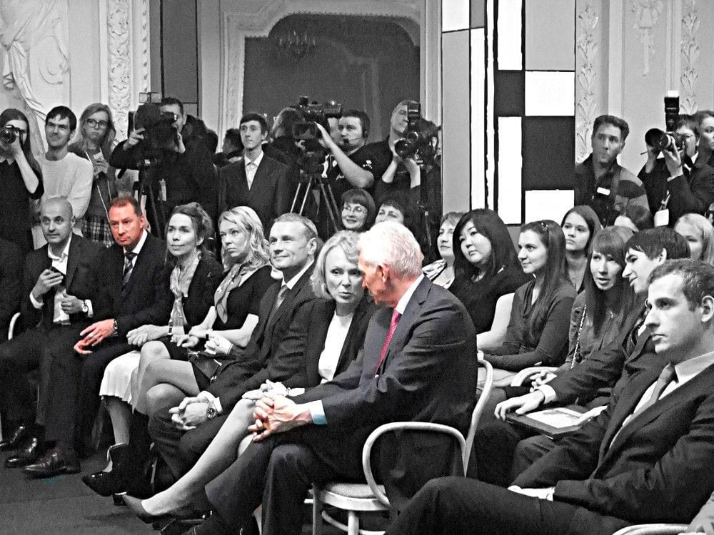 Геннадий Тимченко с женой (в центре) и Иван Егоров (второй слева, сидит) следят за суперфиналом чемпионата России по шахматам в Нижнем Новгороде