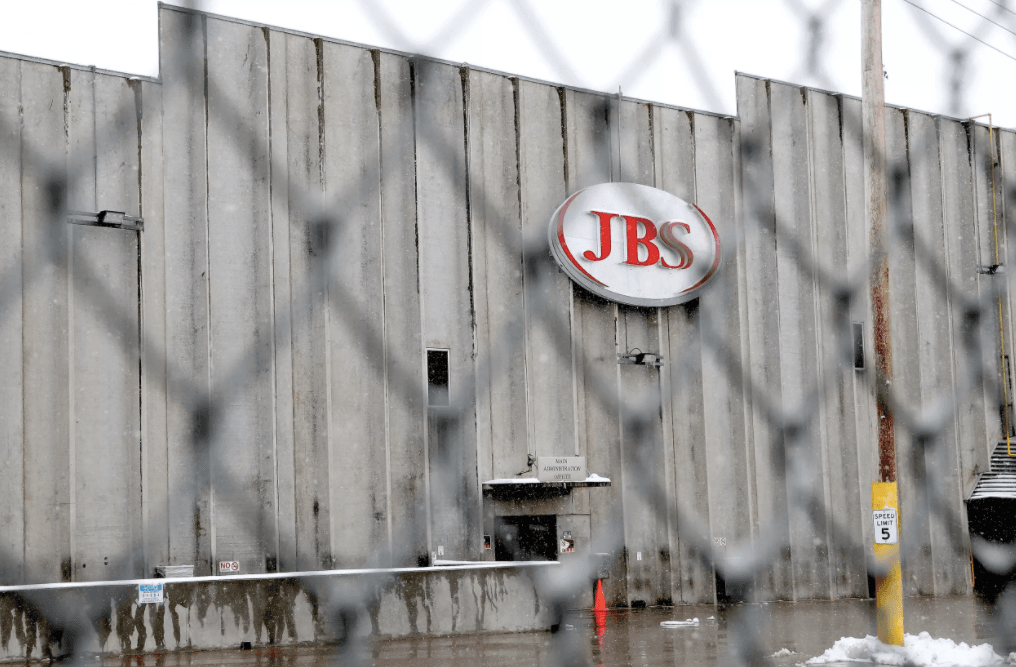 За кибератакой на JBS в США стоят сервисы REvil и Sodinokibi — ФБР