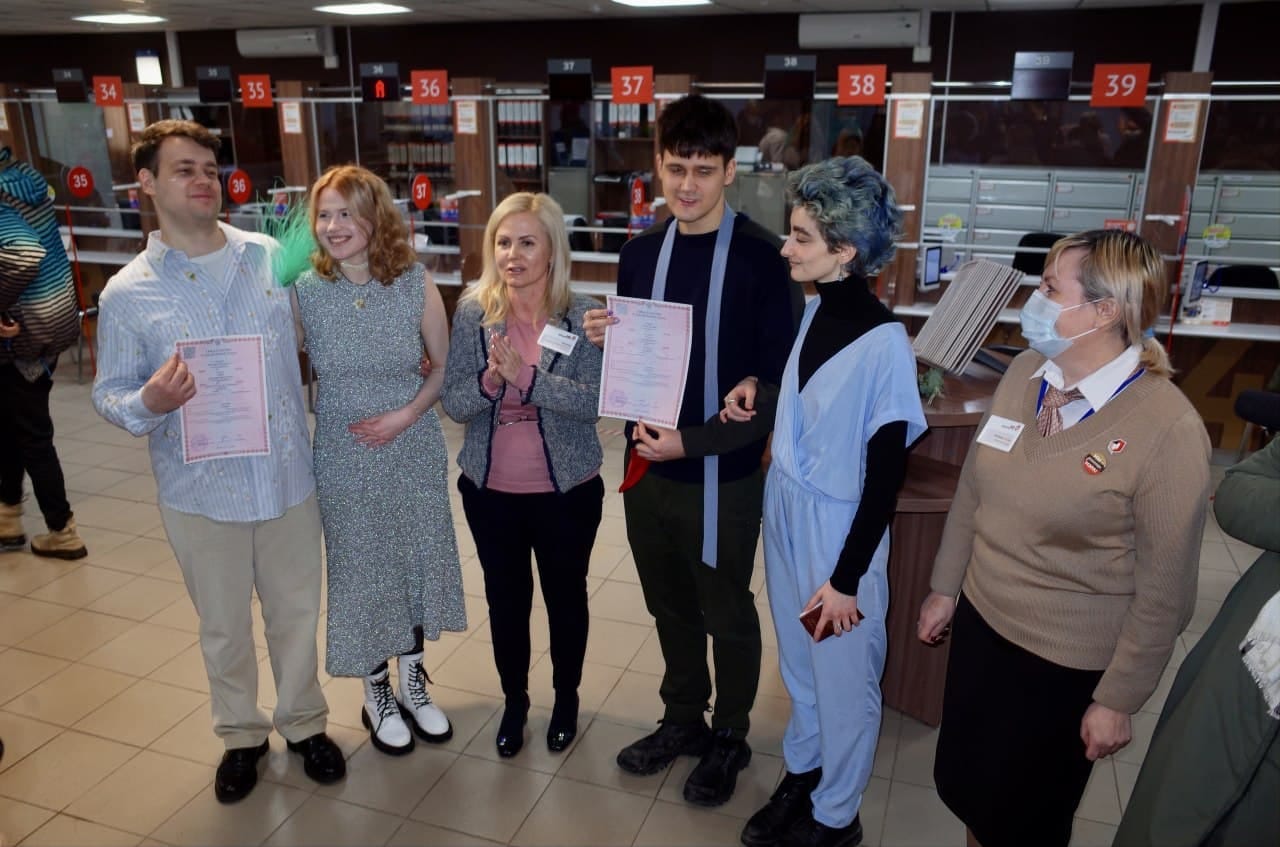 ФСИН требует заключить под стражу фигурантов дела DOXA из-за опоздания домой на 18 минут в день свадьбы