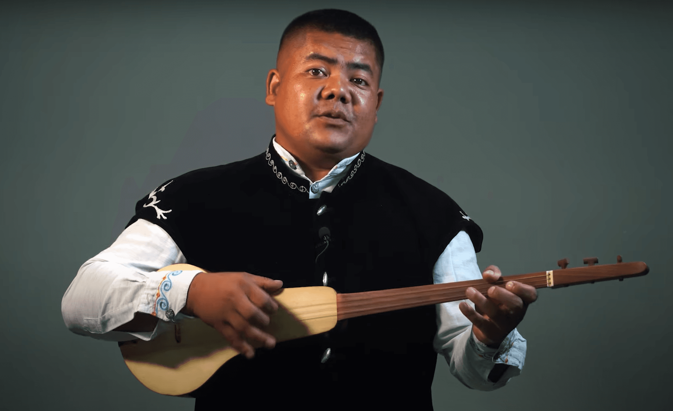 В Кыргызстане пропал акын, который пел о коррупции по расследованиям журналиста Темирова. Последнему подбросили наркотики и задержали