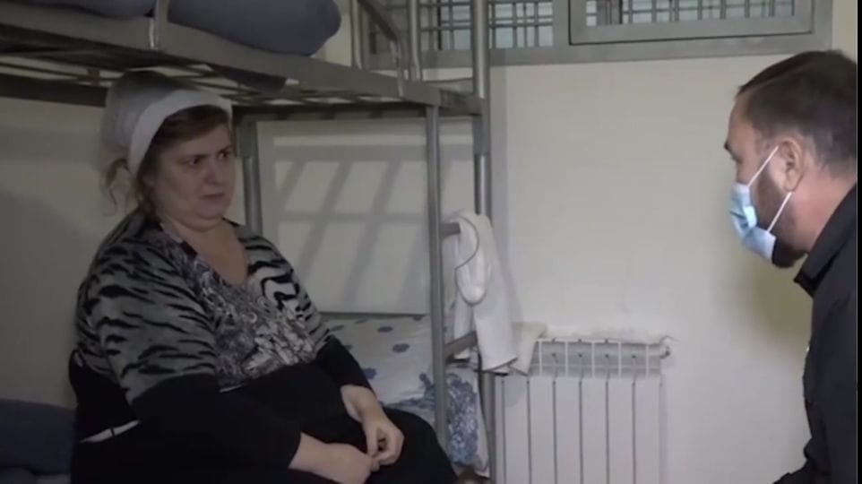 На похищенную чеченскими силовиками Зарему Мусаеву завели уголовное дело за «применение насилия в отношении представителя власти» — Baza