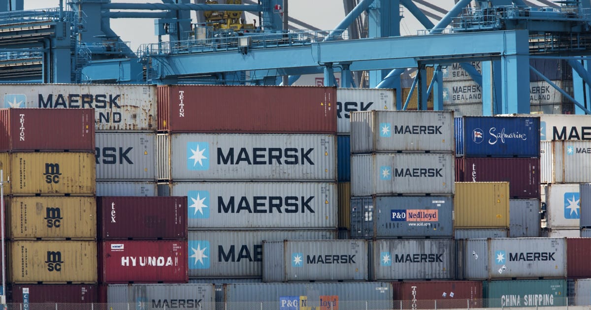 Крупнейший грузопереводчик Maersk прекращает прием заказов на перевозки в Россию и из России