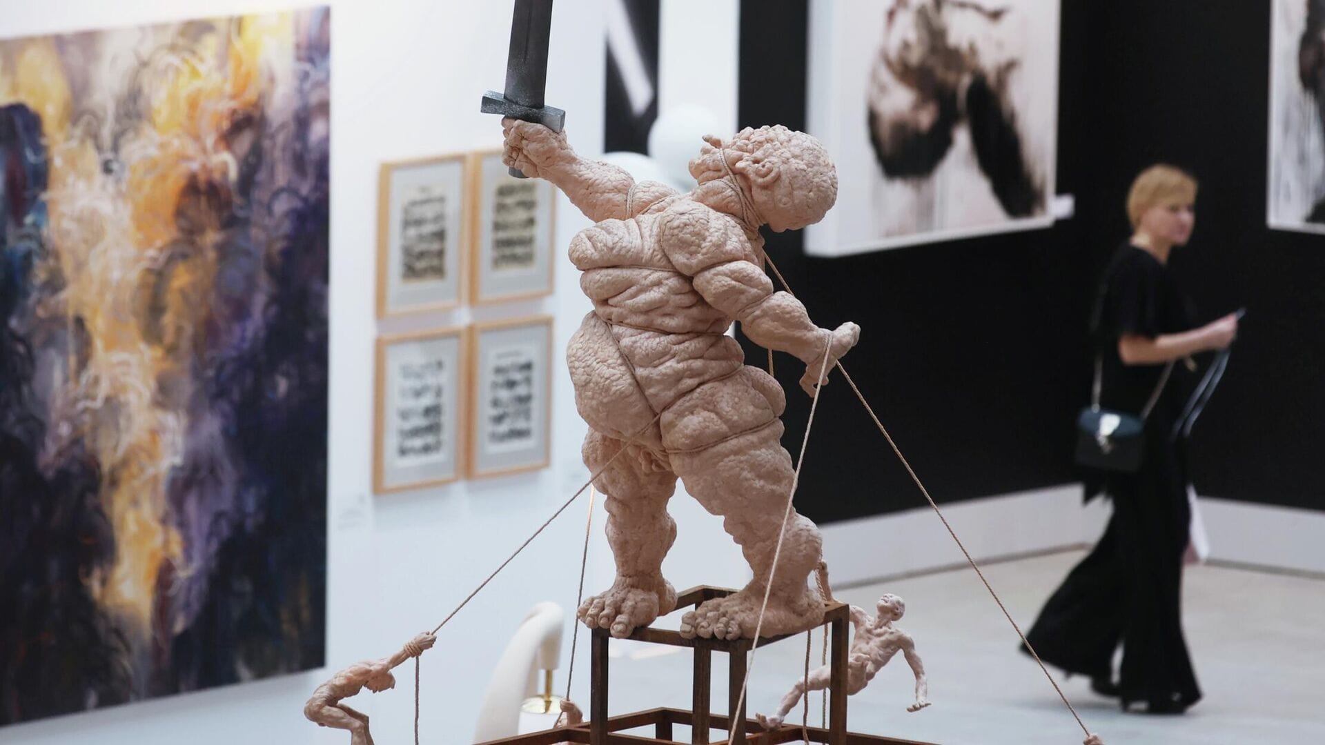 СК возбудил уголовное дело «о реабилитации нацизма» из-за скульптуры «Большая мать». Подозреваемым стал ее автор, художник Олег Кулик 