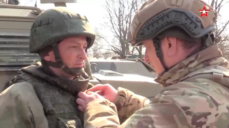 Би-Би-Си: российский генерал наградил своего сына-подполковника, участвовавшего в провальном наступлении на Чернигов