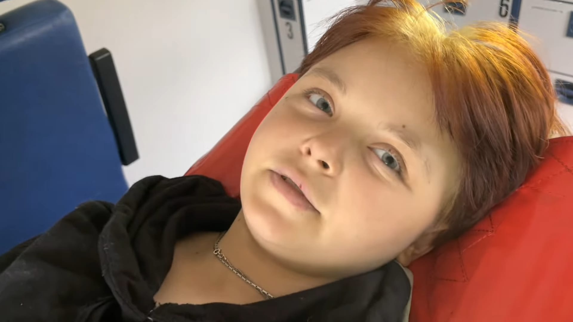 15-летняя девочка из Попасной с простреленными ногами вела машину, чтобы эвакуировать тяжелораненых взрослых по минным полям под обстрелами