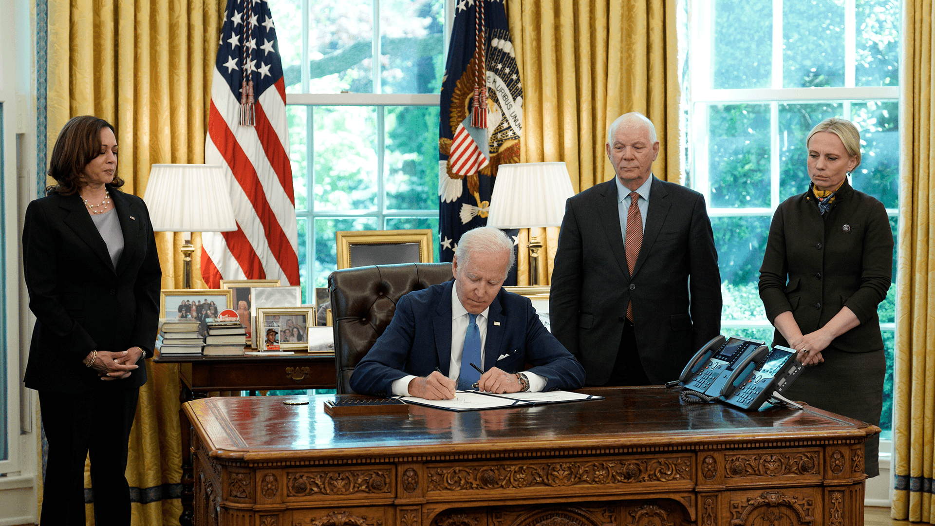 Байден подписал закон о ленд-лизе для Украины