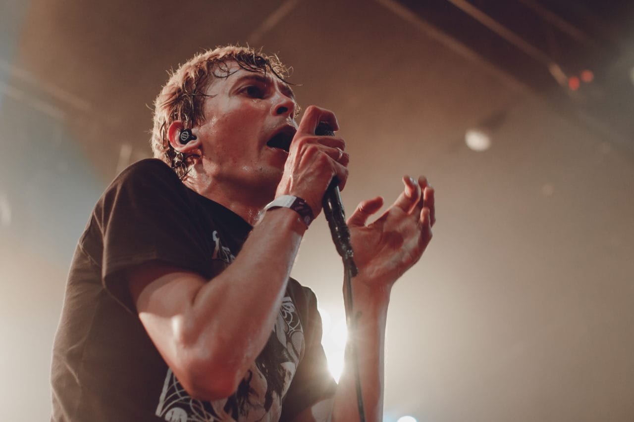 На солиста «Порнофильмов» Владимира Котлярова написали донос из-за «экстремистских» постов