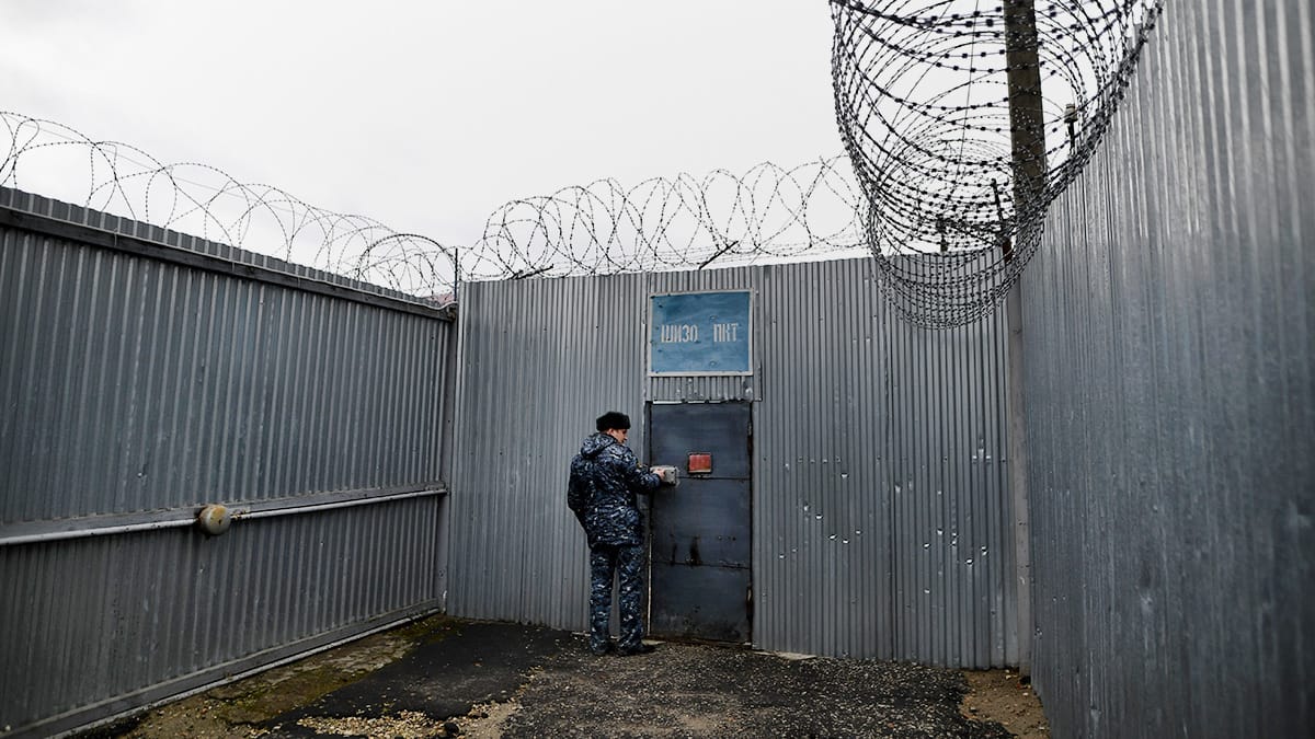 Навального отправляют в ШИЗО за отказ убирать специально разбросанные перед ним окурки и листья