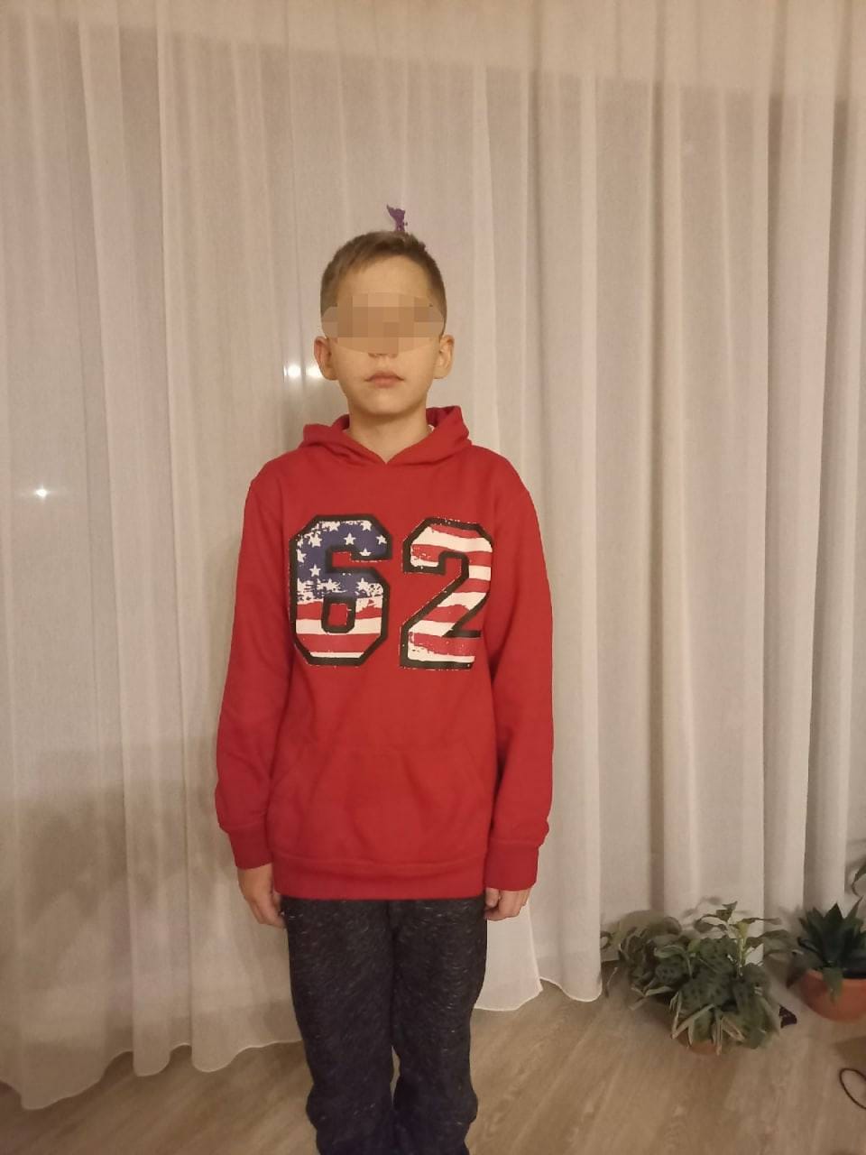 В Карелии учительница заставила школьника просидеть весь урок лицом к стене из‑за худи с американским флагом 