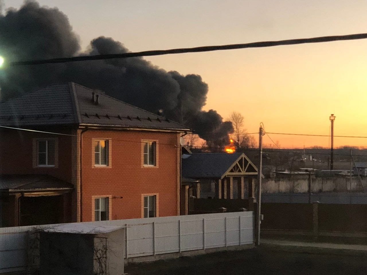 Беспилотник атаковал район аэродрома в Курске, загорелся нефтенакопитель. Видео