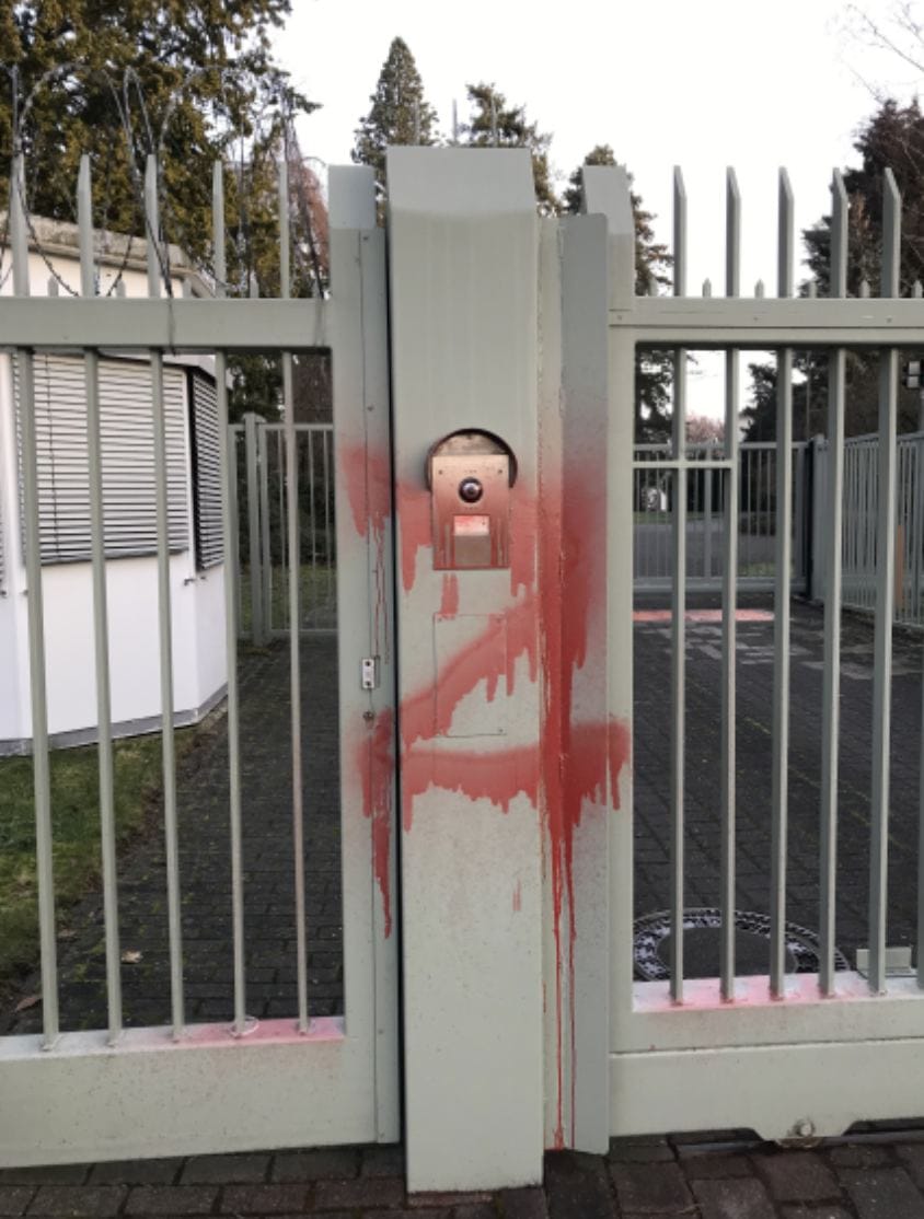 Генконсульство России в немецком Бонне разрисовали буквами Z