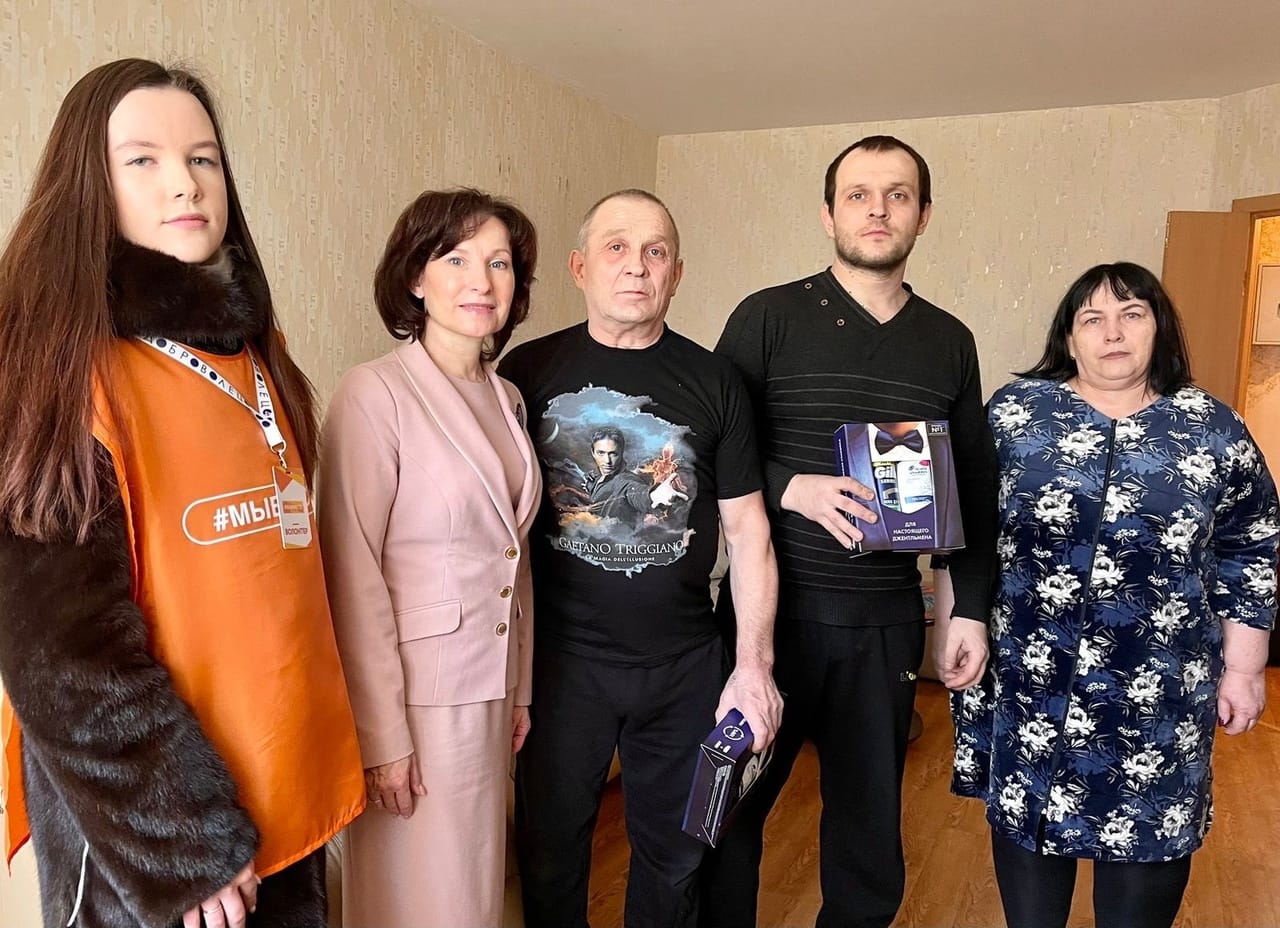 В Ленинградской области родственникам погибших на войне подарили пену для бритья и шампунь