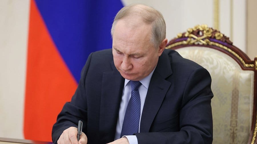 Путин подписал указ, предусматривающий депортацию граждан Украины, не принявших гражданство РФ, с оккупированных территорий