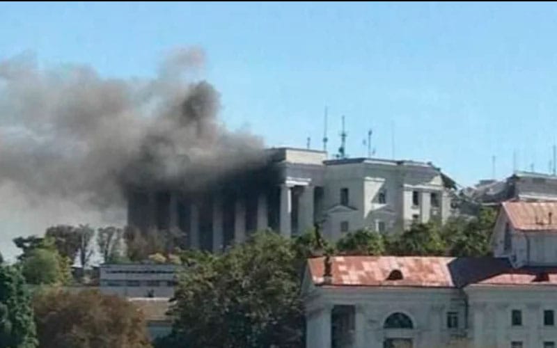 Пожар в штабе Черноморского флота в Севастополе локализован. Его удалось потушить спустя девять часов после попадания ракеты