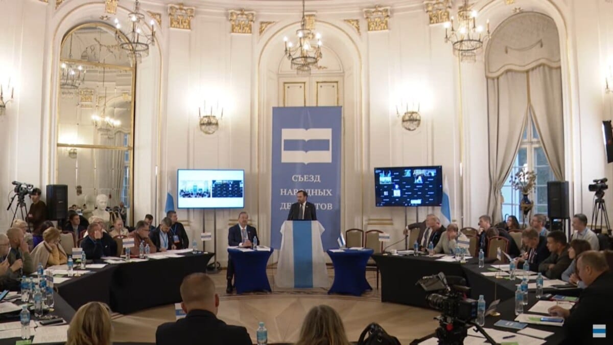 У сторонников Ильи Пономарева проходят обыски, это связано с принятием «альтернативной Конституции», сообщили государственные СМИ