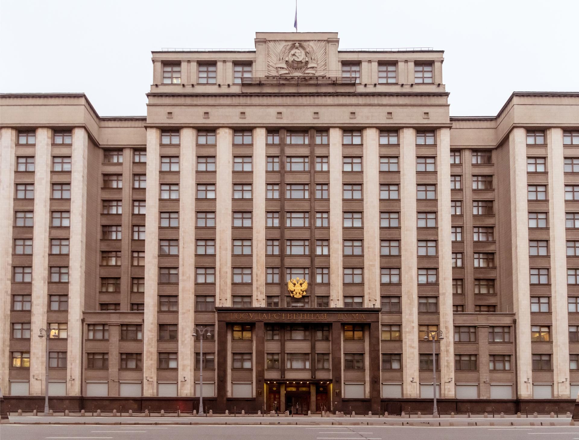 Госдума закрепляет в УК механизм освобождения от наказания для тех, кто заключит контракт о военной службе