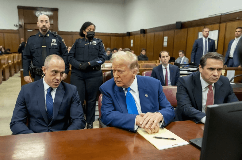 Экс-президента США Дональда Трампа судят за выплаты порноактрисе Сторми Дэниелс. Что происходит на процессе