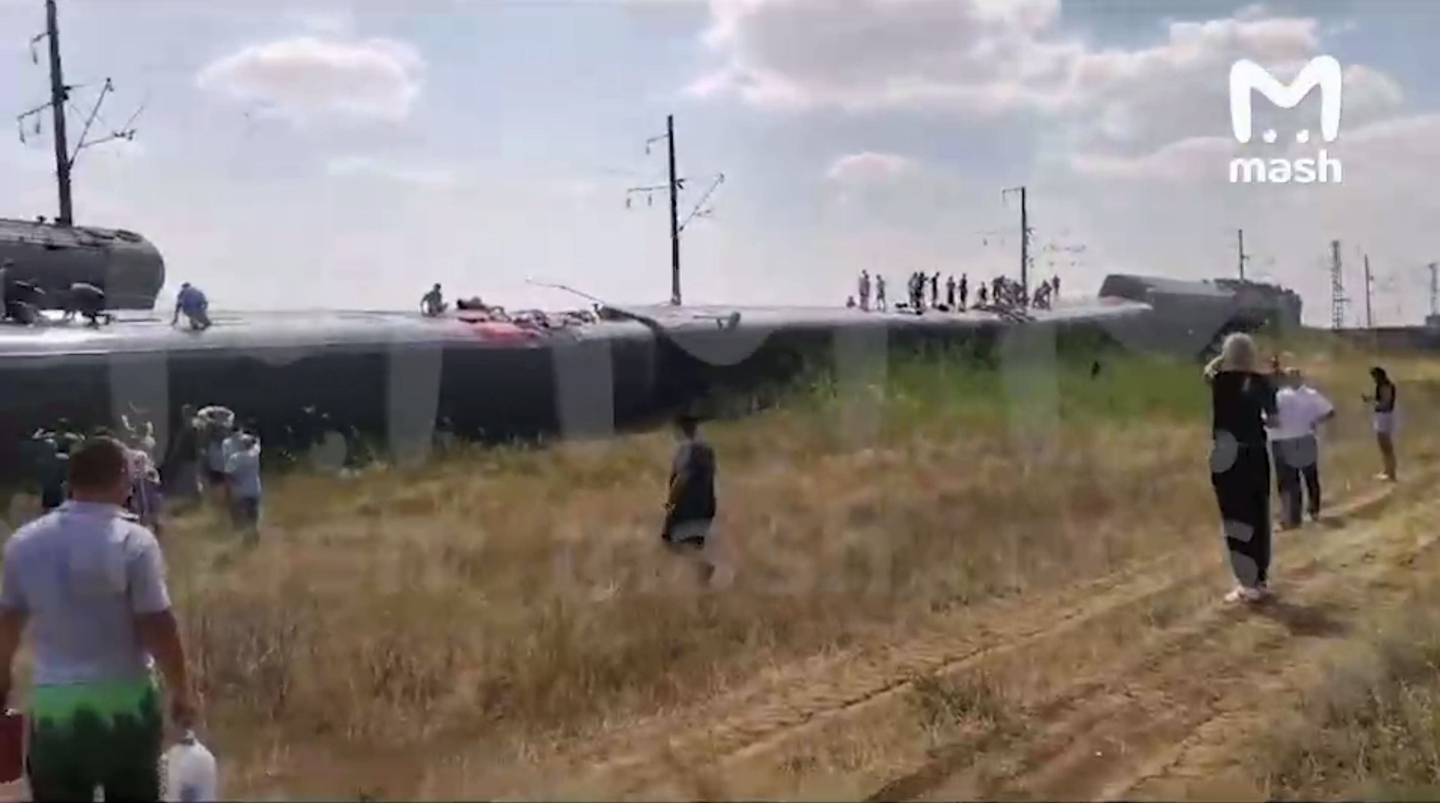 Вагоны пассажирского поезда «Казань — Адлер» сошли с рельсов в Волгоградской области — видео