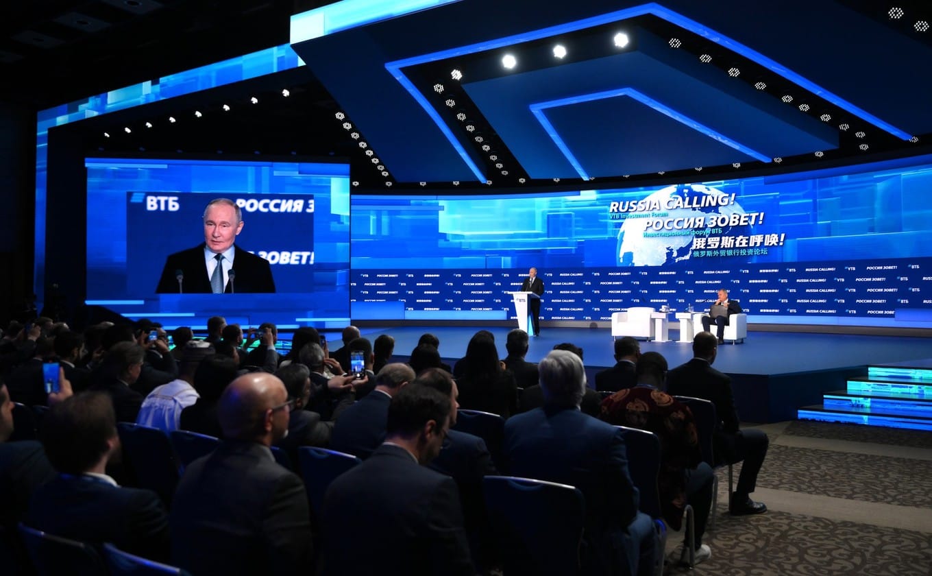 Путин на инвестфоруме похвастался ростом ВВП и низкой безработицей. Но это лишь следствие войны и перегрева экономики