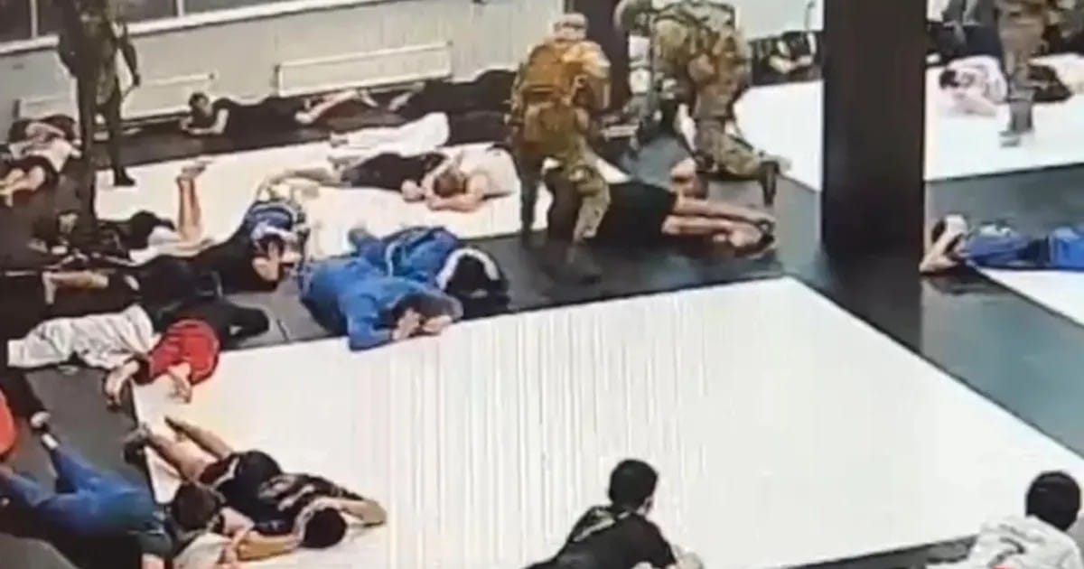 Силовики пришли с рейдом в детский спортклуб в Краснодаре, уложив подростков лицом в пол. В МВД назвали это «профилактическим мероприятием» 