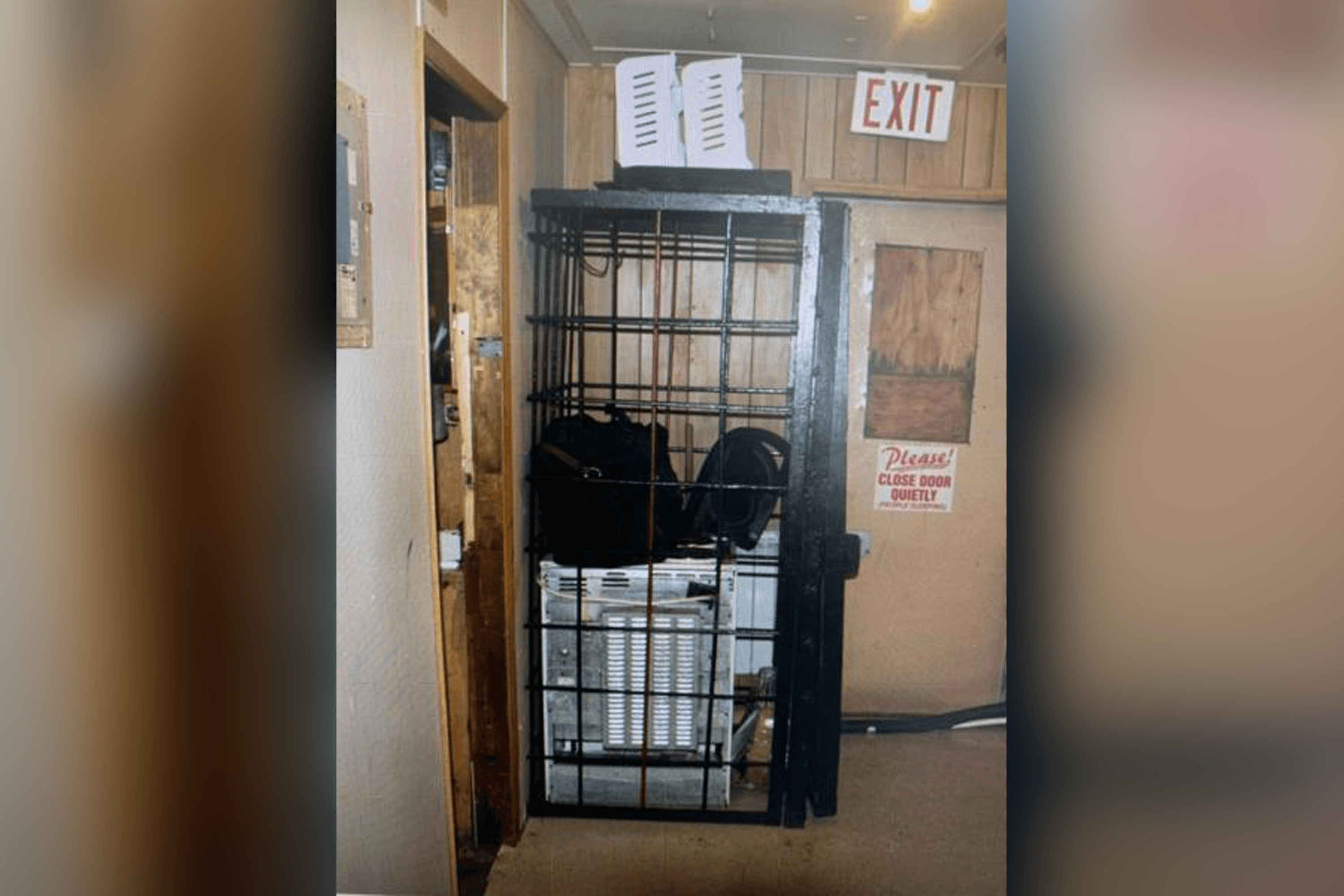 Полицейский на Чукотке сажал людей в самодельную клетку и бил их. Его приговорили к условному сроку