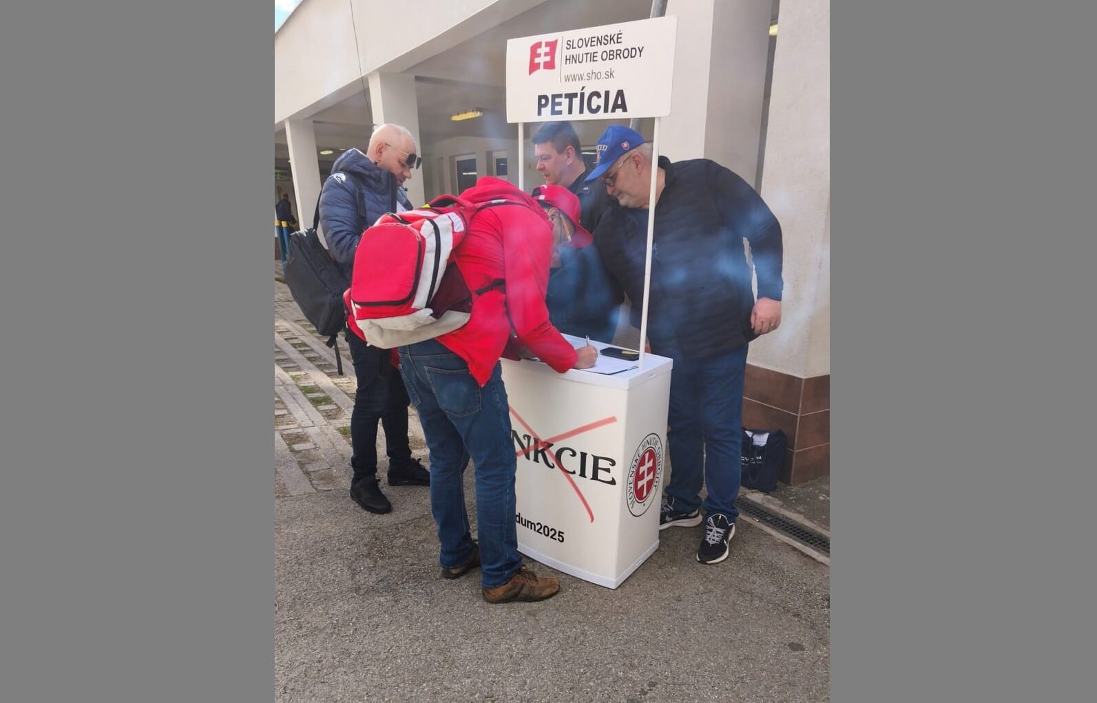 Захарова рассказала о «мнении народа Словакии» — петиции об отмене санкций. Подлинность подписей под петицией сомнительна