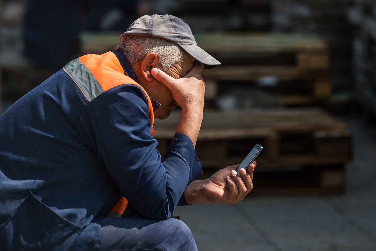 Госдума приняла закон об экспериментальной слежке за мигрантами через мобильное приложение