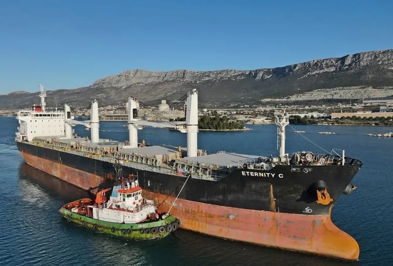 Хуситы атаковали второй греческий балкер за два дня. Два члена экипажа ранены, еще двое пропали без вести