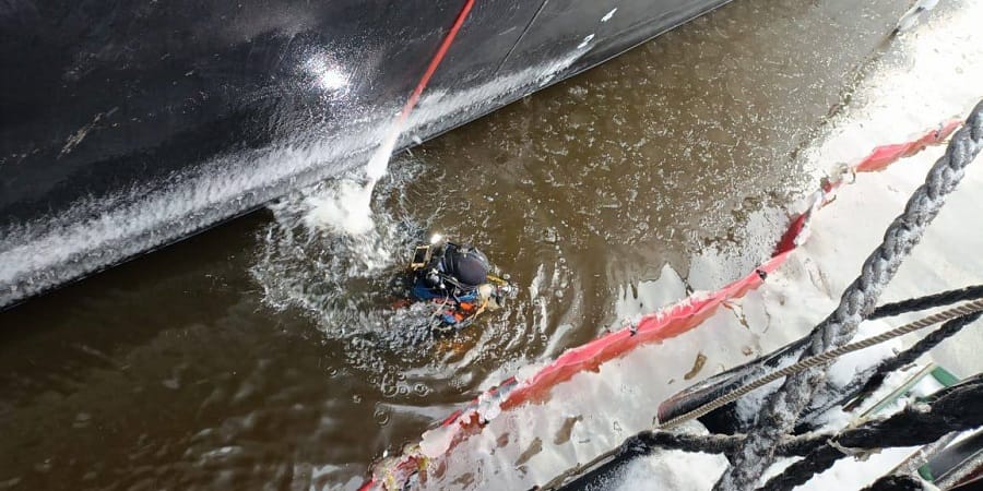 В порту Усть-Луга начали проверять корпуса судов перед заходом в порт из-за серии инцидентов с танкерами — Bloomberg