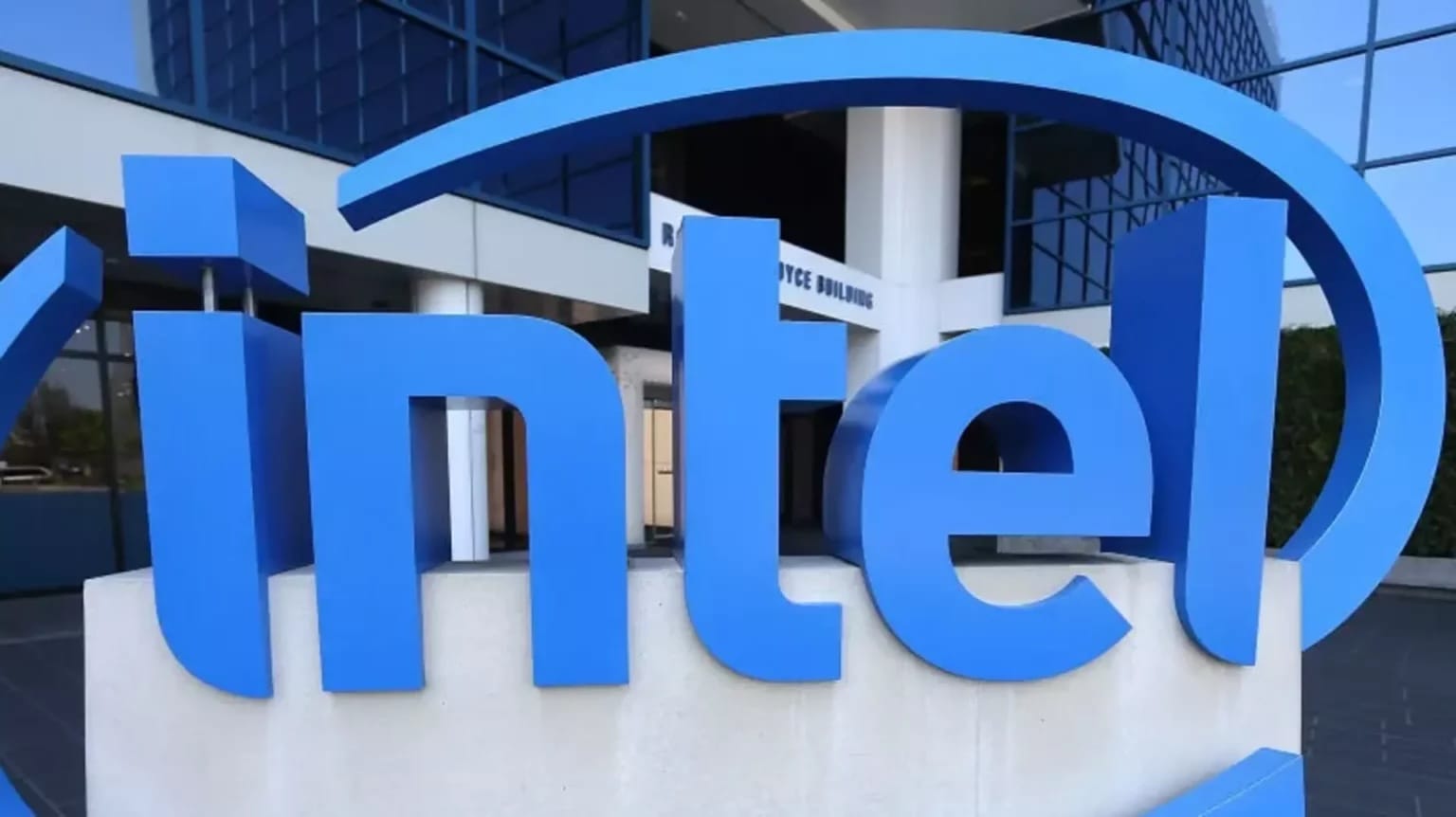 WSJ: Белый дом собирается приобрести долю в производителе чипов Intel, гендиректора которого Трамп призвал уйти в отставку