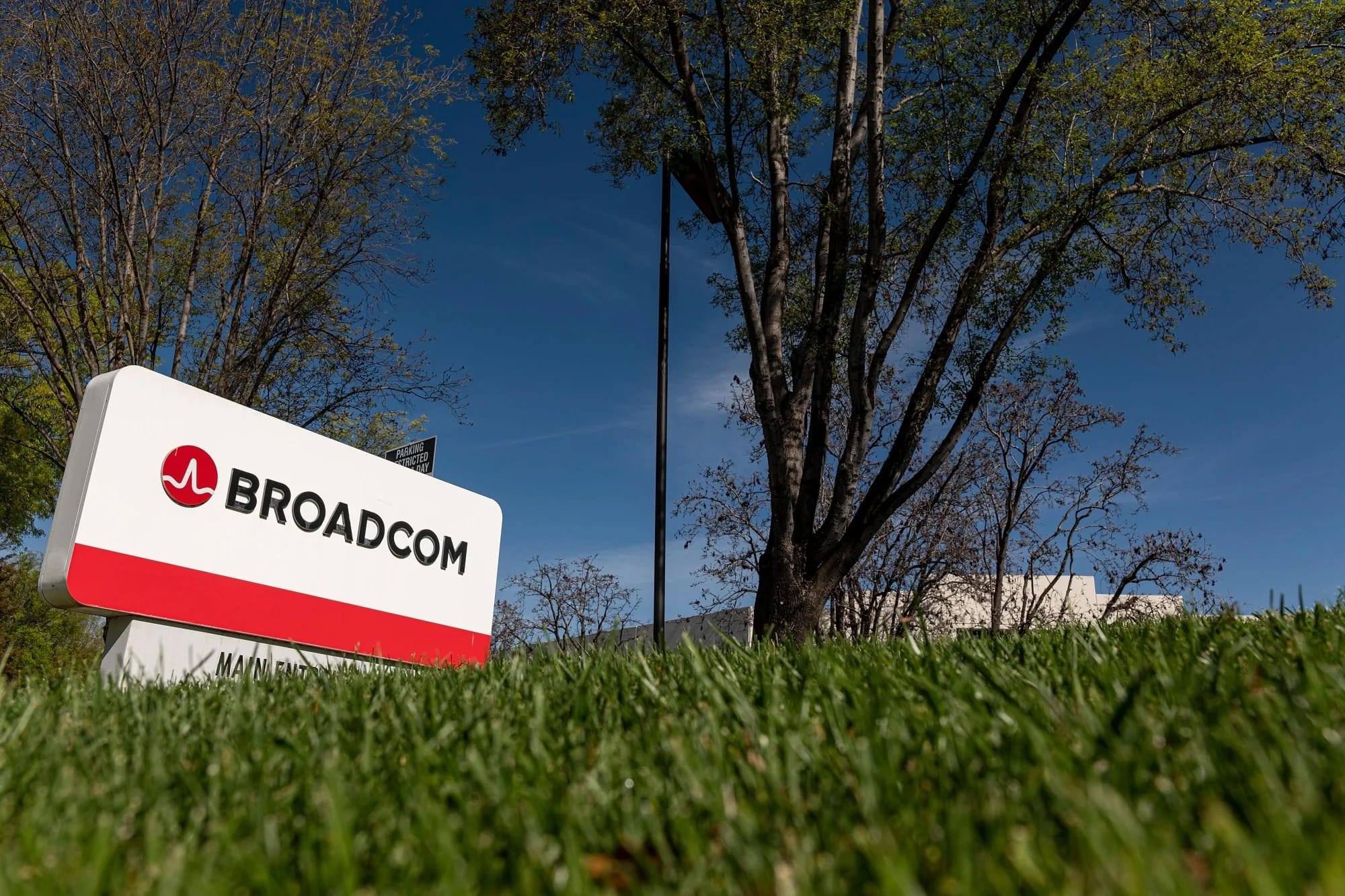 OpenAI заказала у Broadcom ИИ-чипы собственной разработки на сотни миллиардов долларов