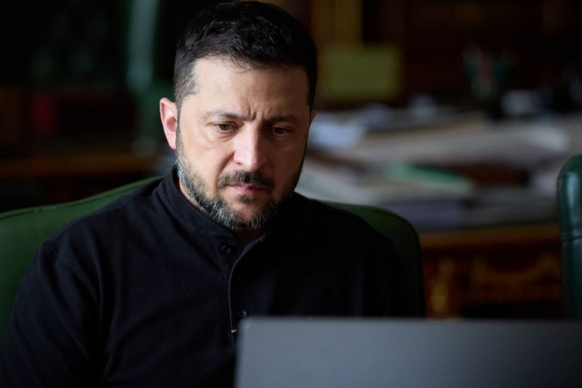 Зеленский выступил за заморозку линии фронта, чтобы перейти к мирным переговорам. Передавать России какие-либо территории он отказывается