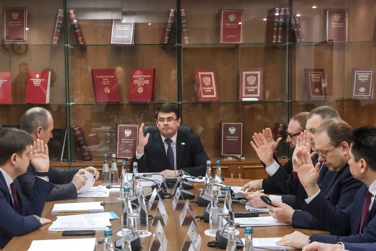 Воровство, любовницы и гражданство США: как живут члены IT-комитета Госдумы, строящие «цифровой ГУЛАГ» под предлогом защиты ценностей