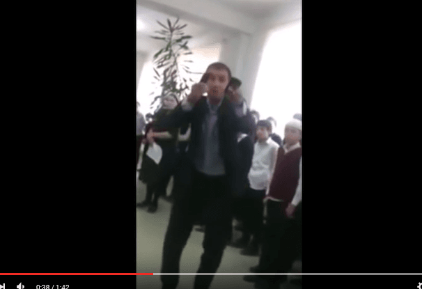 В Ингушетии уволили директора школы, нецензурно оравшего на детей за сломанную мебель