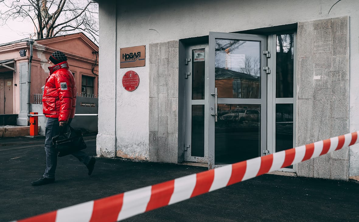 Лаборатория мэрии Москвы не нашла опасных веществ после распыления газа у редакции «Новой газеты». У независимых экспертов другие данные