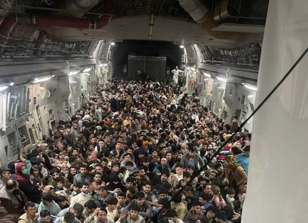 Эвакуационный рейс американских ВВС вывез из Кабула 640 афганцев за один раз. Фото переполненного самолета распространяется в соцсетях