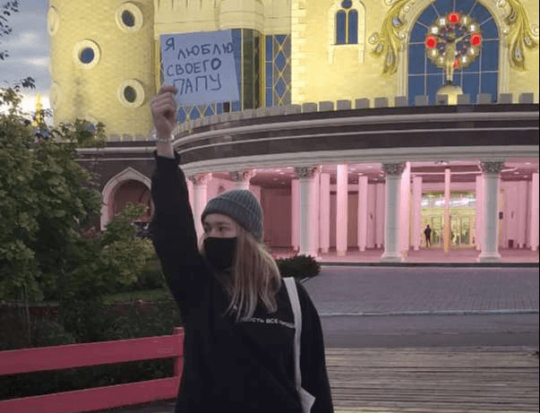 Жительницу Казани оштрафовали по статье о «дискредитации ВС РФ» за плакат «Я люблю своего папу»