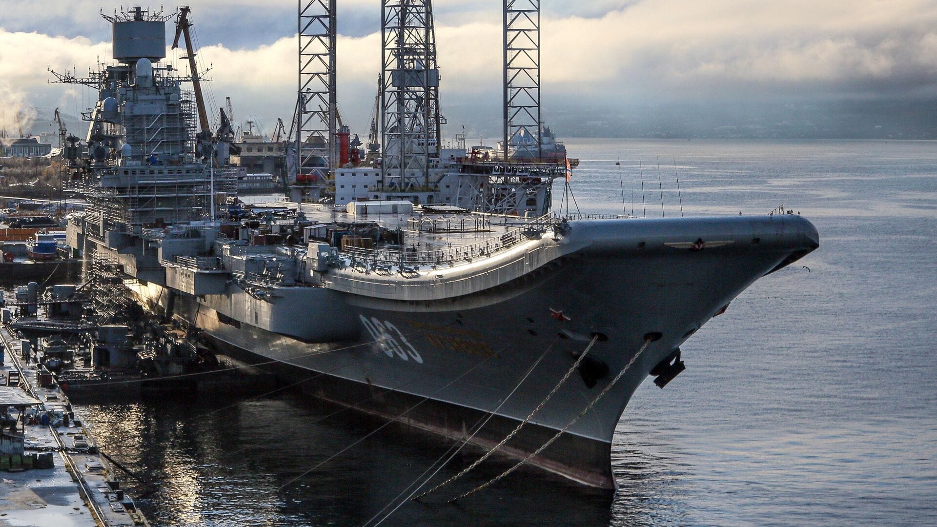 На крейсере «Адмирал Кузнецов» произошел пожар. Это единственный авианосец в России