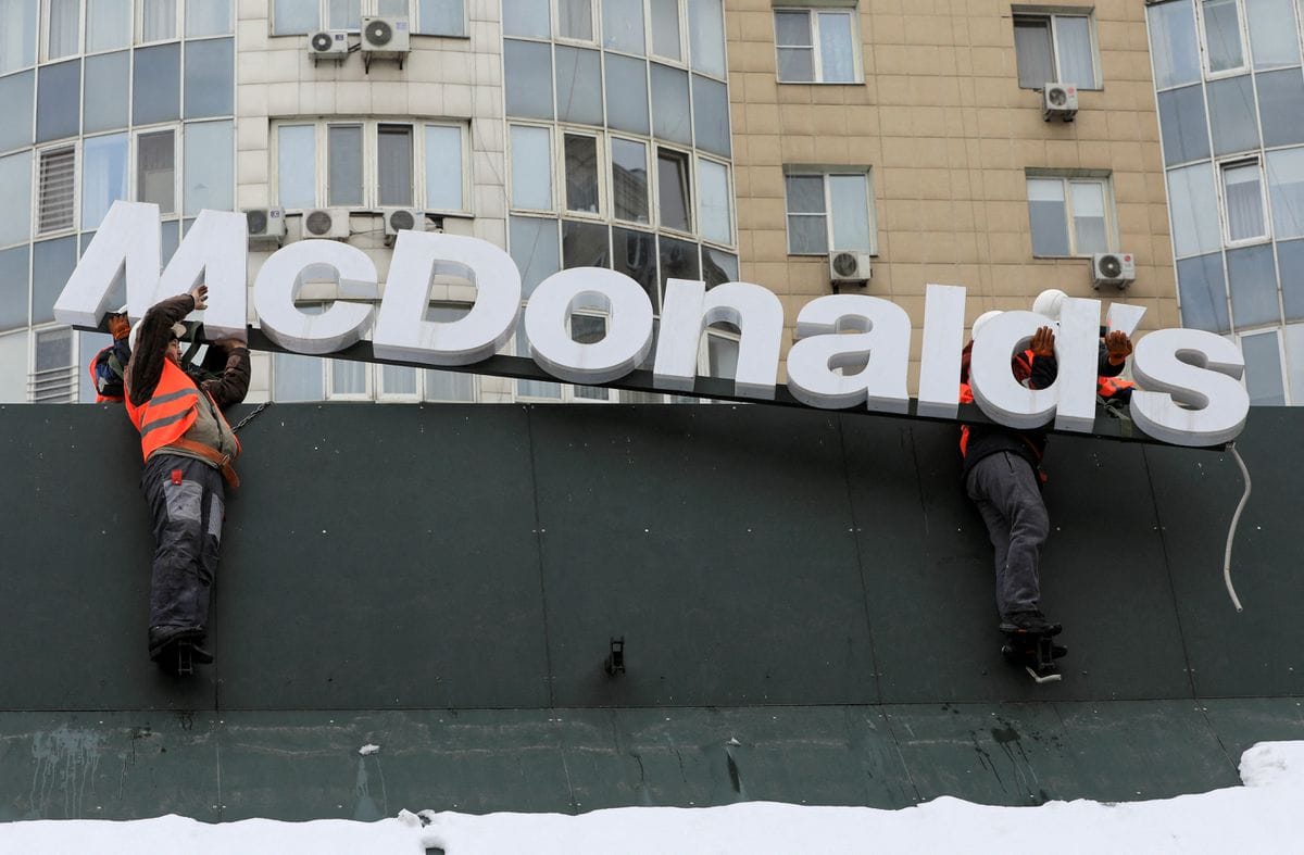 Заведения McDonald's вновь открылись в Казахстане без вывески. Чем заместили недостающие ингредиенты блюд — секрет