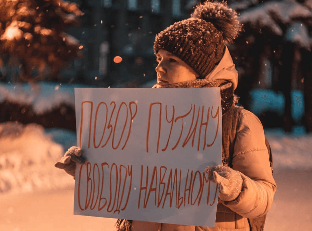 Посольство РФ в Литве отказалось выдать активистке загранпаспорт. Причиной отказа назвали запрет на выезд из России из-за штрафа