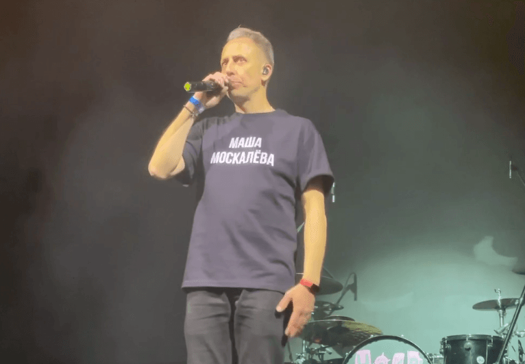 Лидер «Наива» рассказал на концерте в Москве о деле Маши Москалевой. Зал скандировал «Х*й войне» — видео
