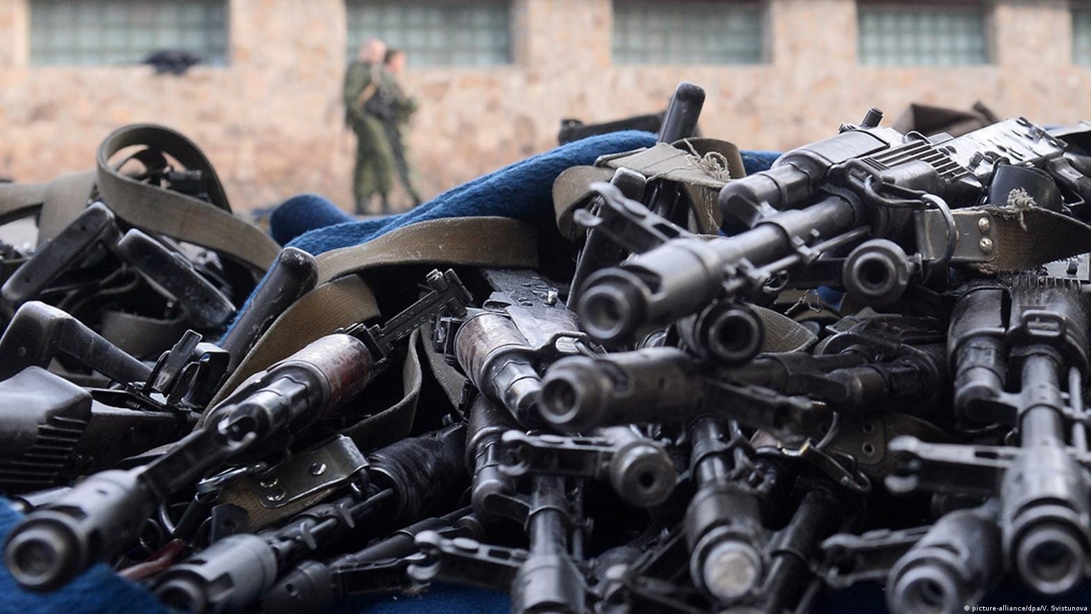 Французское издание, рассказавшее, что натовское оружие попадает из Украины на черный рынок, оказалось связанным с ГРУ