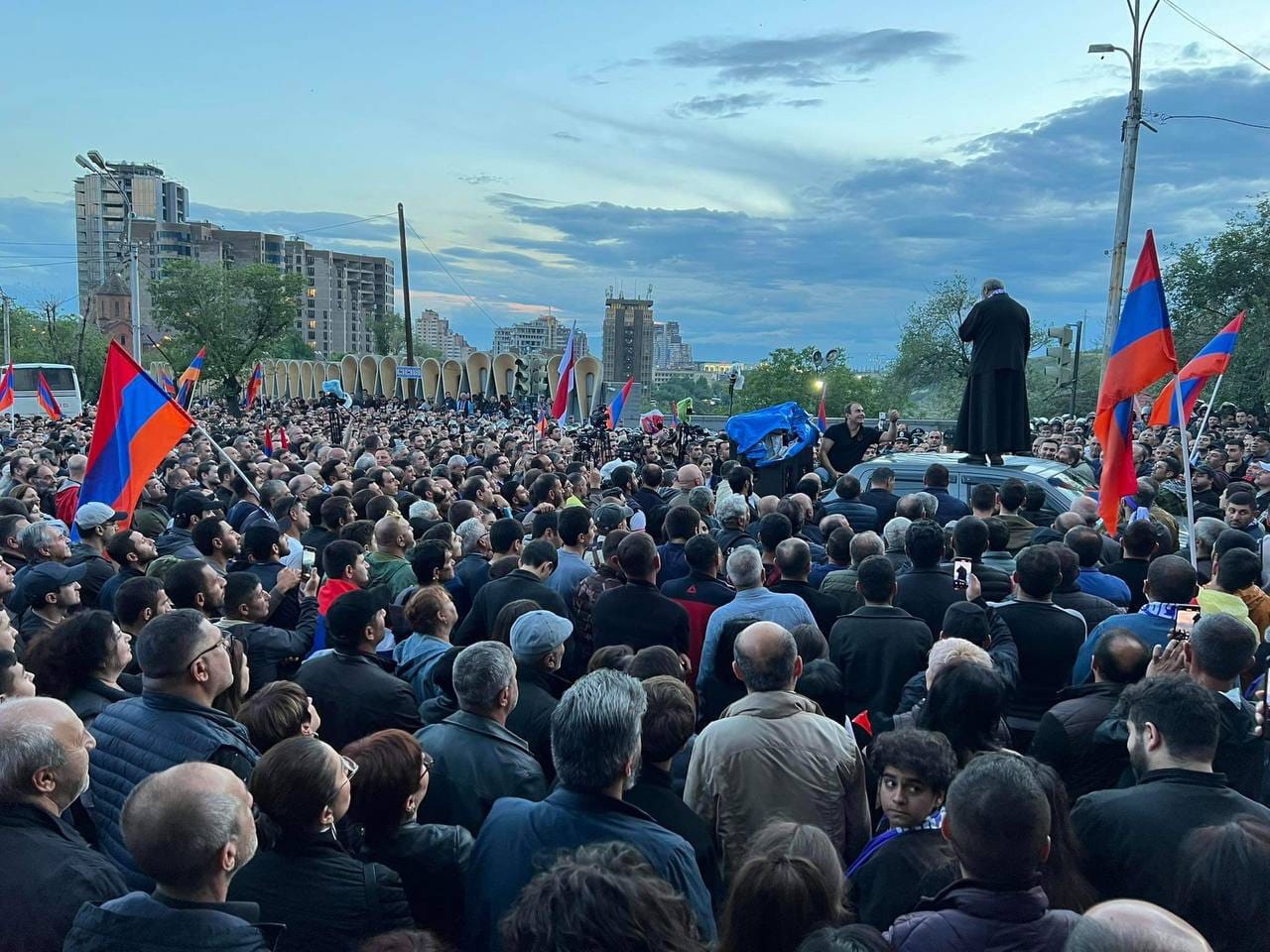 В Ереване проходит многотысячный митинг с требованием отставки Никола Пашиняна с поста премьер-министра Армении