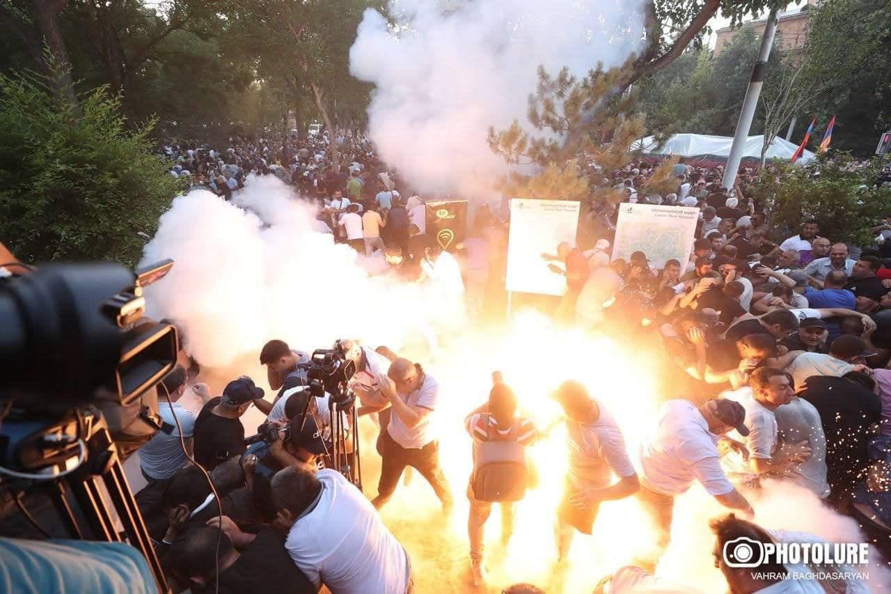 В результате столкновений между протестующими и полицией в Ереване пострадали более 100 человек. Полиция применила светошумовые гранаты