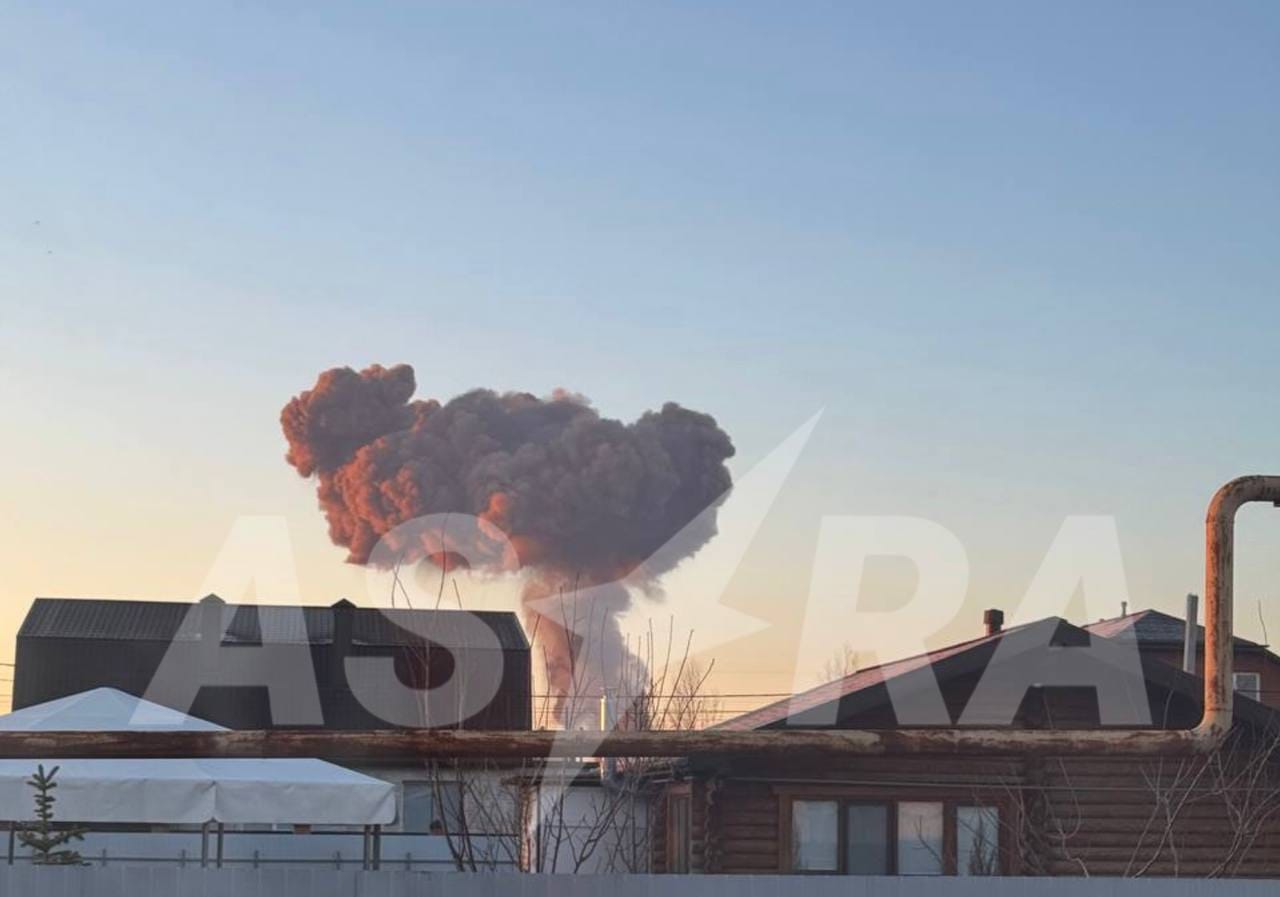 На военном аэродроме в Энгельсе произошел пожар после атаки беспилотников