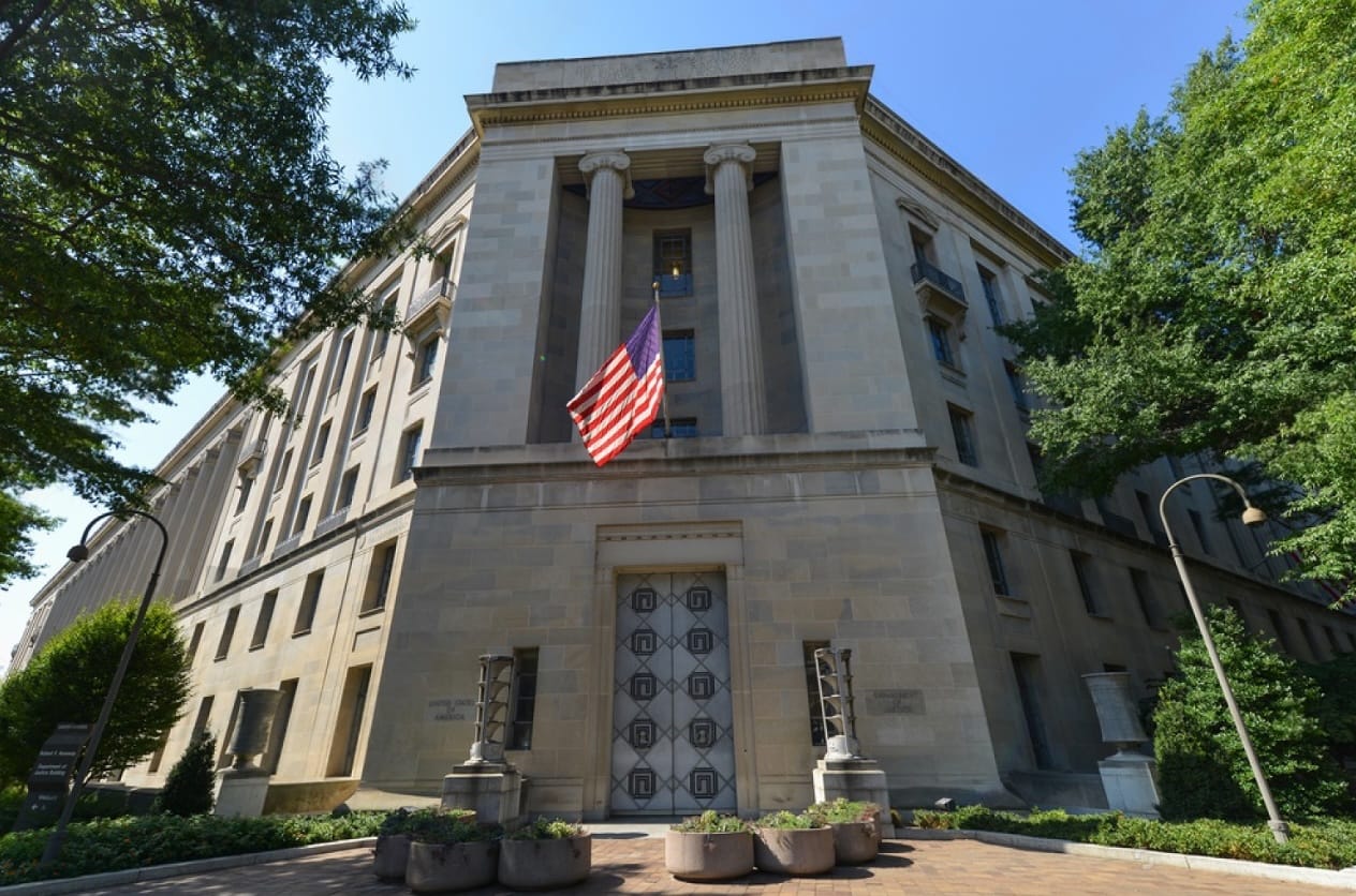 Отдел Минюста США, который занимается защитой от судебных исков против администрации Трампа, покинули 2/3 сотрудников — Reuters