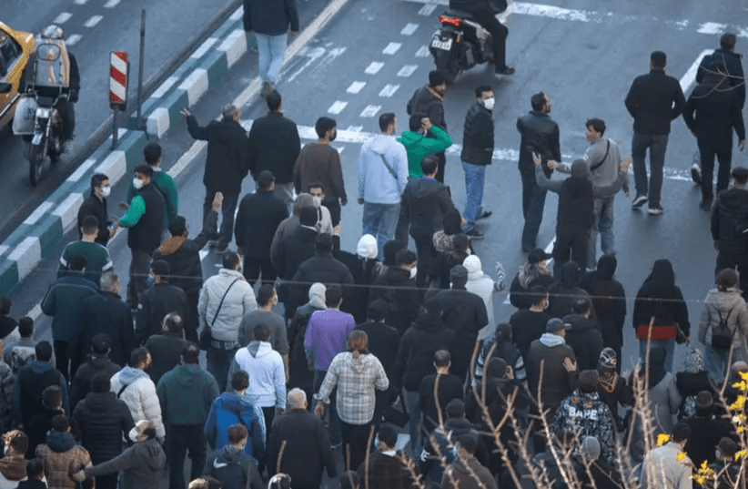 Протесты охватили Иран после того, как курс национальной валюты упал до рекордного минимума