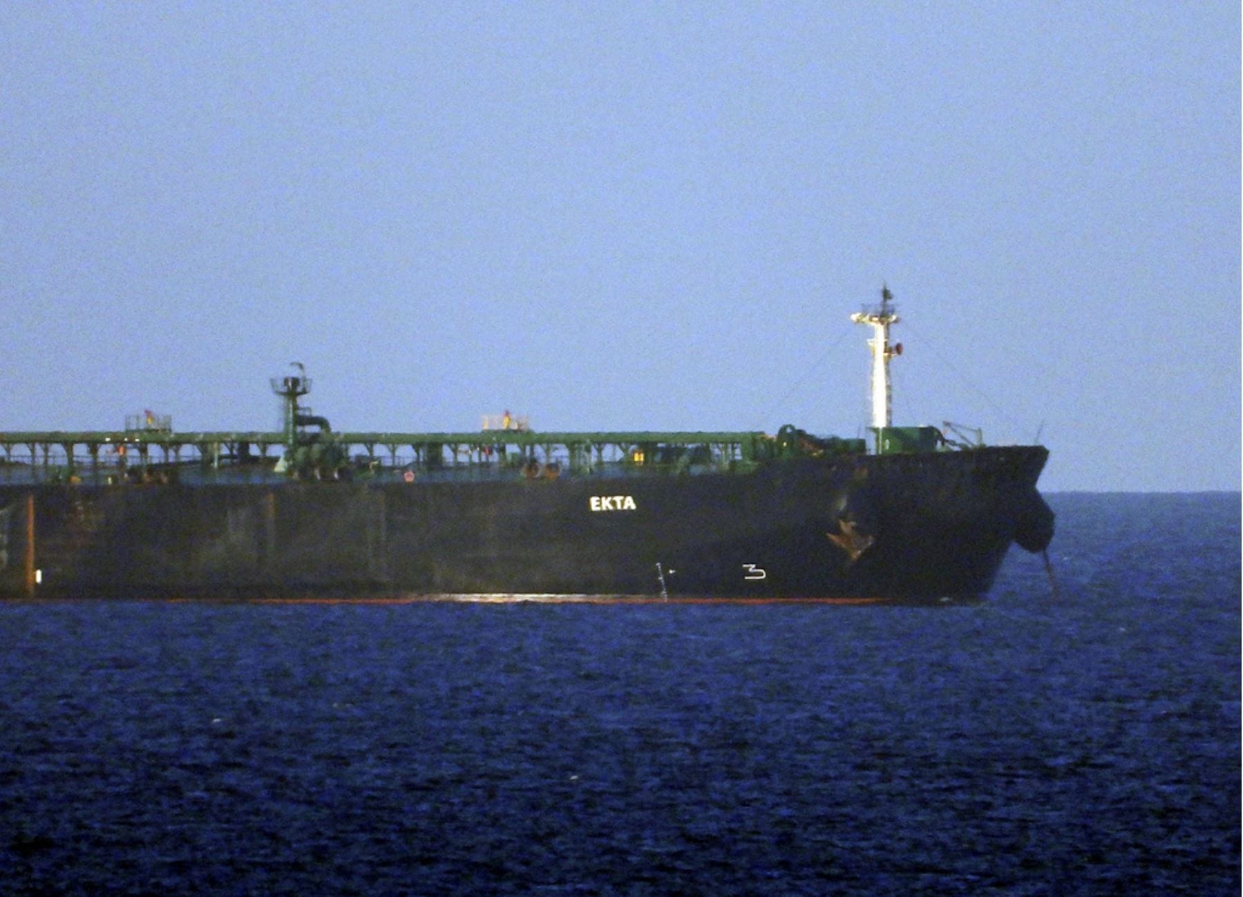 16 нефтяных танкеров в венесуэльских портах, на которые были наложены санкции США, скрыли свое реальное местоположение — NYT