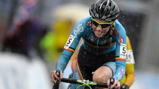 На чемпионате по велокроссу разоблачили спортсменку на велосипеде с мотором